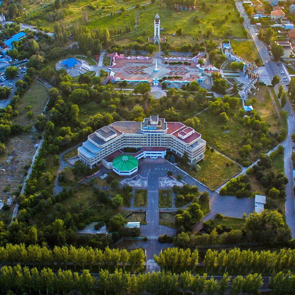 Гостиница "Иссык-Куль" и комплекс Манас-Ордо