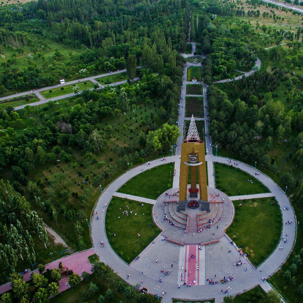Парк и стелла на южных воротах Бишкека