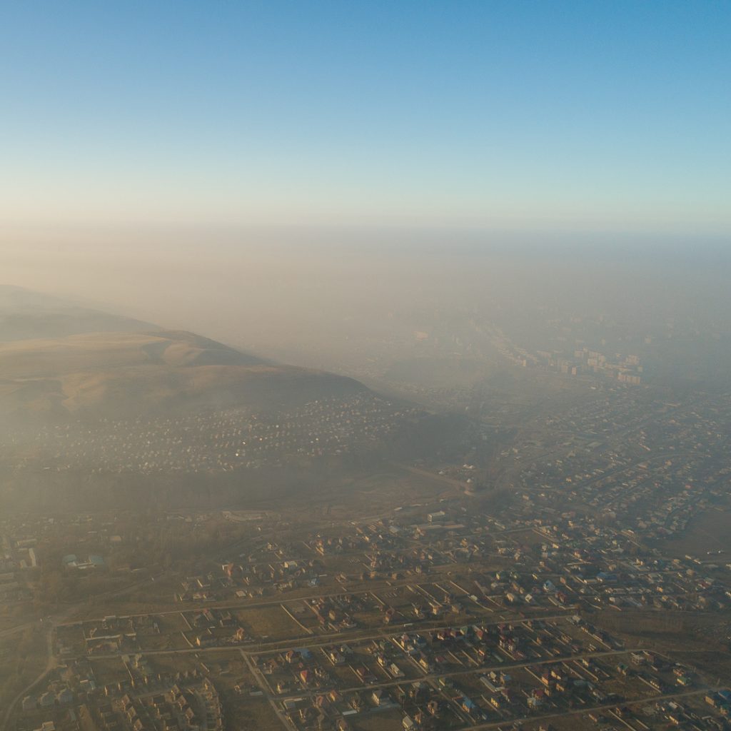 Холмы возле Бишкека в дыму