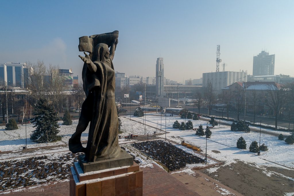 Дымка на фоне в центре Бишкека